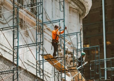 Profesionales trabajando en reforma de vivienda en Sevilla capital